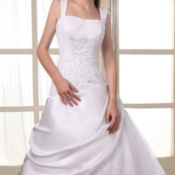 Square neckline with straps and a lace bodice